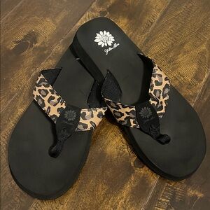 NWOB Yellow Box Leopard Flip Flop Sandals Size 10